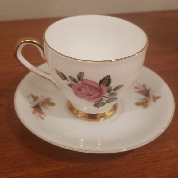 Teacup & saucers - Picture 5 of 8